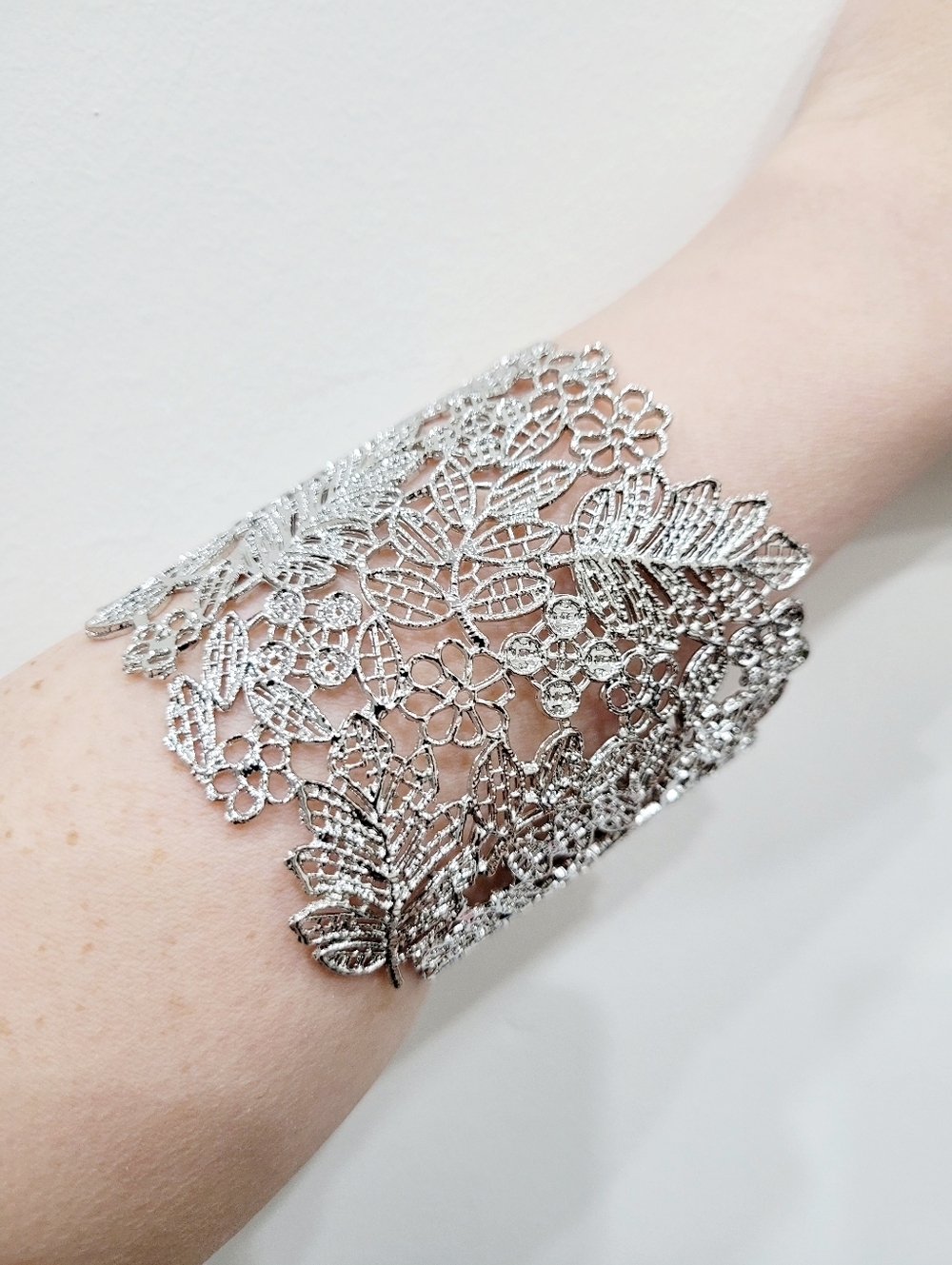 Brand New Silver Tone Leaf Pattern Bangle Bracelet